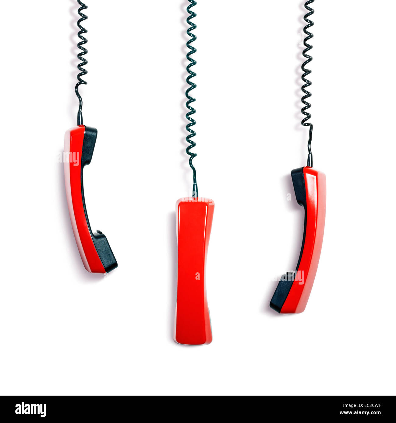 Vintage telefono rosso ricevitori raccolta su sfondo bianco. La tecnologia di comunicazione Foto Stock