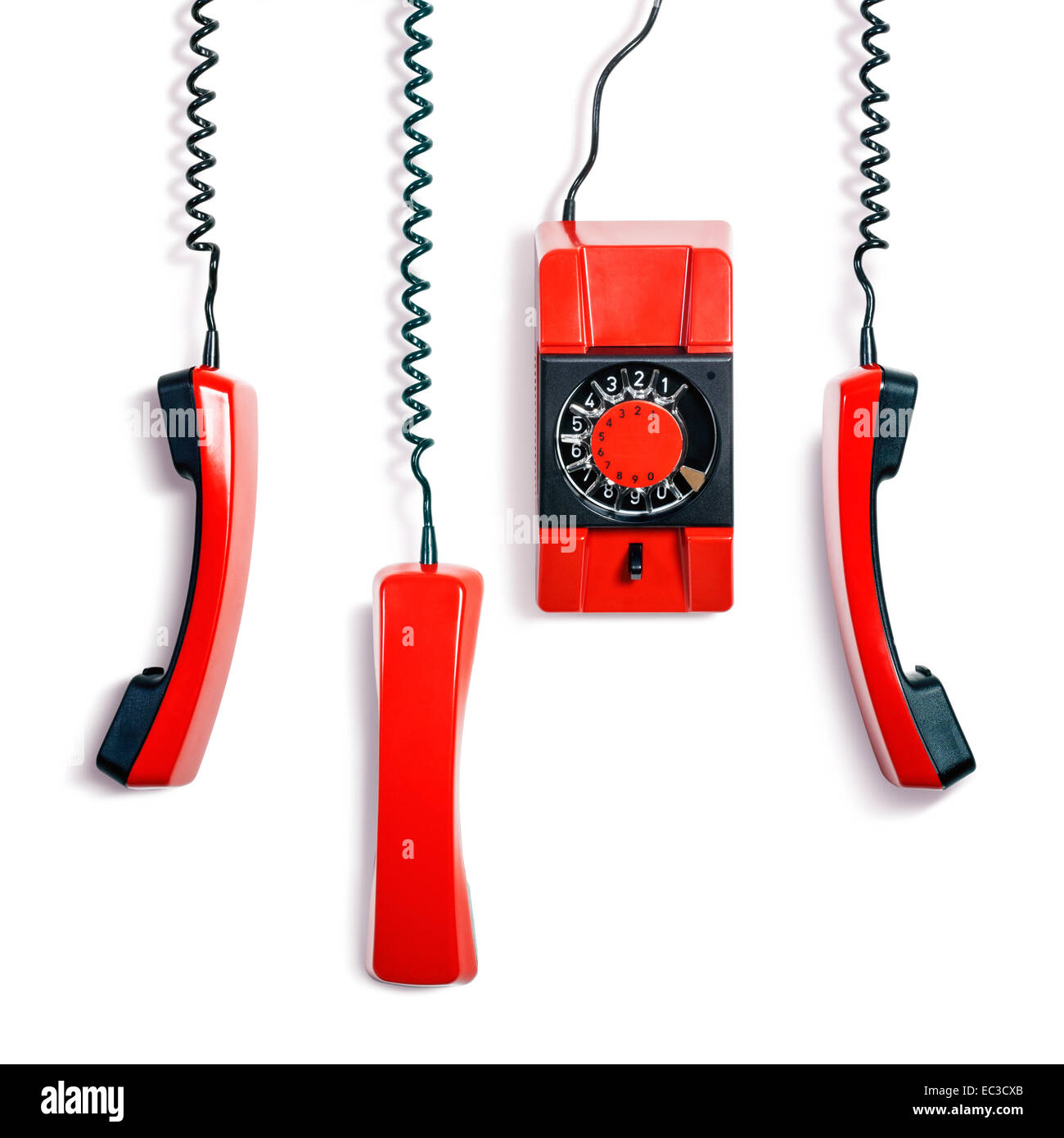 Vintage telefono rosso. Telefono a parete e tre ricevitori raccolta su sfondo bianco. La tecnologia di comunicazione Foto Stock