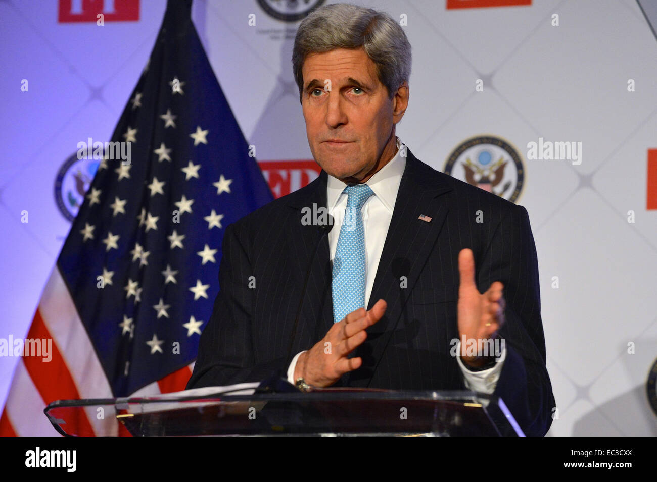 Stati Uniti Il segretario di Stato John Kerry parla al 2014 tendenze rivoluzionarie Forum, co-ospitato dal governo degli STATI UNITI Dipartimento di Stato e di politica estera, a Washington D.C., il 17 novembre 2014. Foto Stock