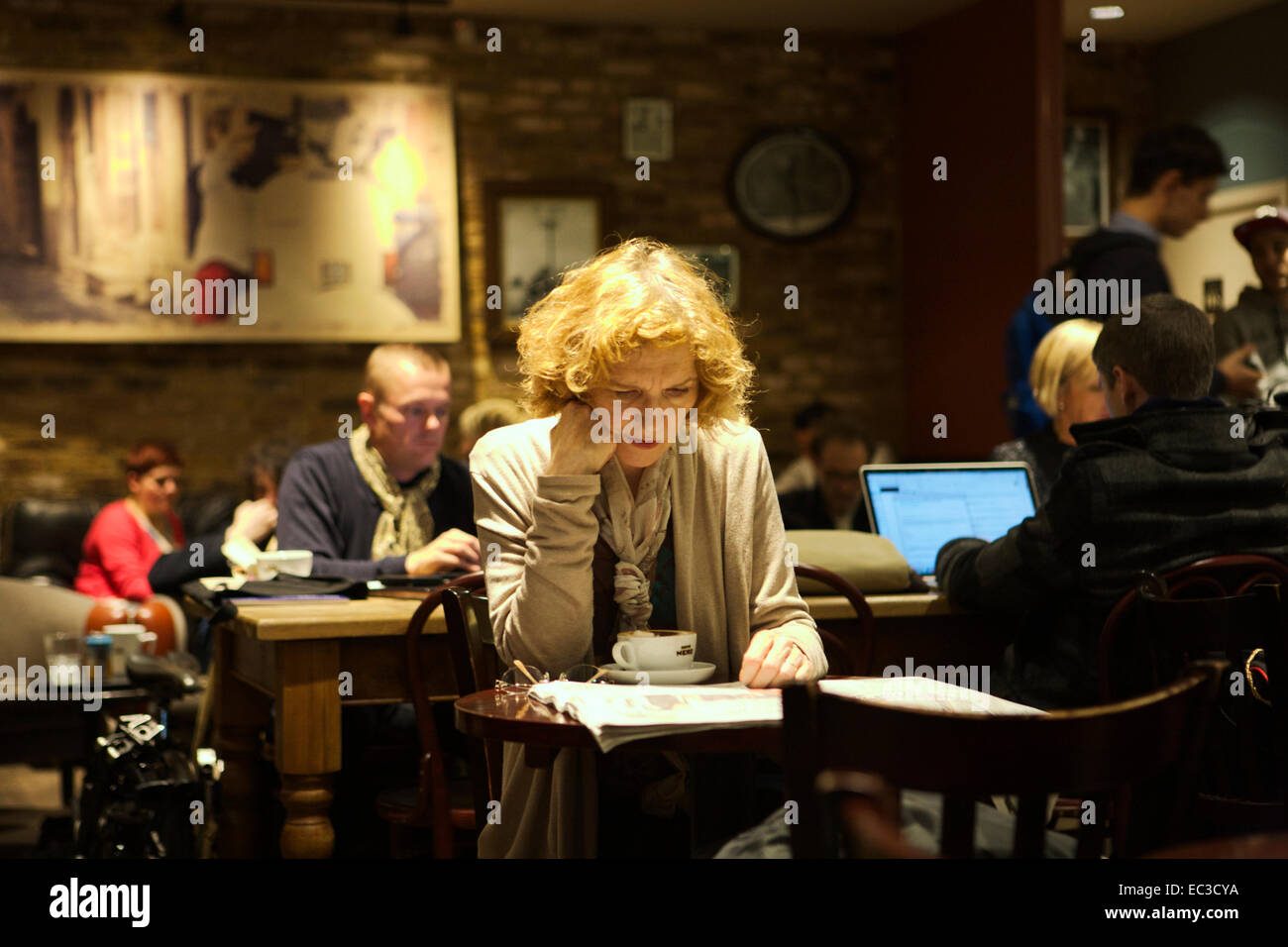 Caffe Nero coffee shop interno, Londra UK. I clienti: seduto da solo. La vita della città. La solitudine. Coffee bar di Londra. Foto Stock