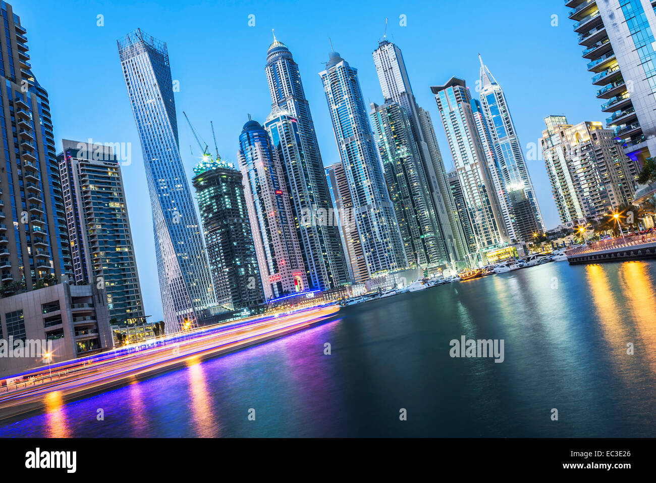 DUBAI, Emirati Arabi Uniti - 27 novembre: edifici moderni a Dubai Marina di notte, Dubai, EAU. Nella città di canale artificiale lunghezza di 3 k Foto Stock