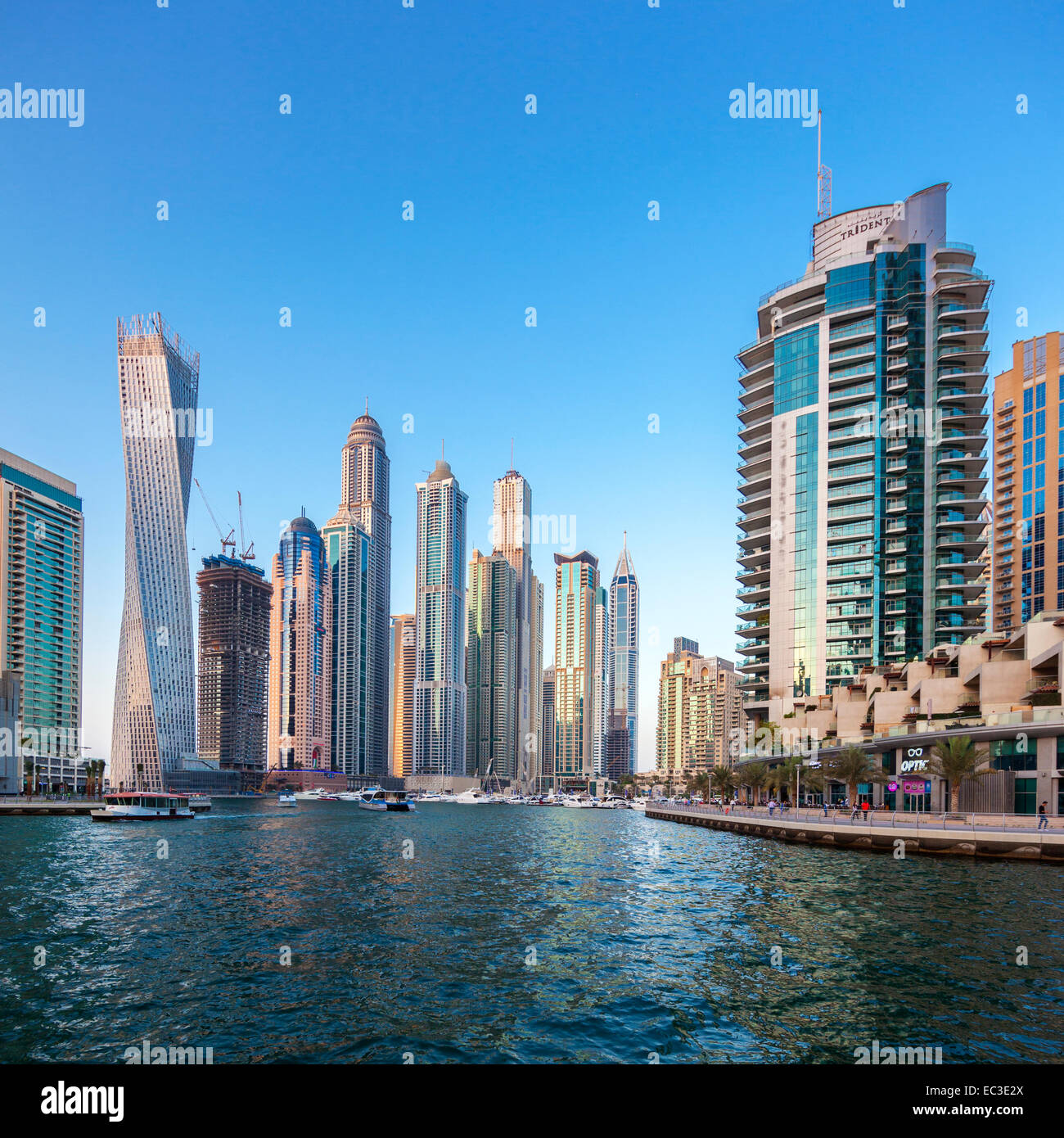 DUBAI, Emirati Arabi Uniti - 27 novembre: edifici moderni a Dubai Marina, Dubai, EAU. Nella città di canale artificiale lunghezza di 3 chilometri Foto Stock