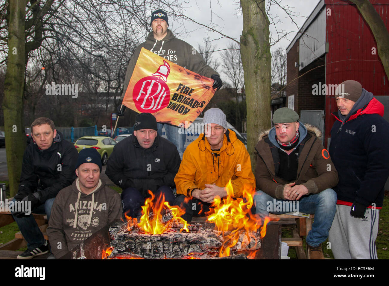 Cleckheaton, West Yorkshire, Regno Unito. 9 dicembre 2014. Vigili del fuoco dalla stazione dei vigili del fuoco di Cleckheaton White Watch man la linea del picket come parte della disputa pensionistica in corso con il governo. Questo periodo di azione industriale è iniziato alle 9 E durerà 24 ore. Gli equipaggi di emergenza sono stati forniti dal West Yorkshire Fire Service, pertanto, mentre il servizio è stato ridotto, esiste ancora un elemento di copertura di emergenza. Foto Stock