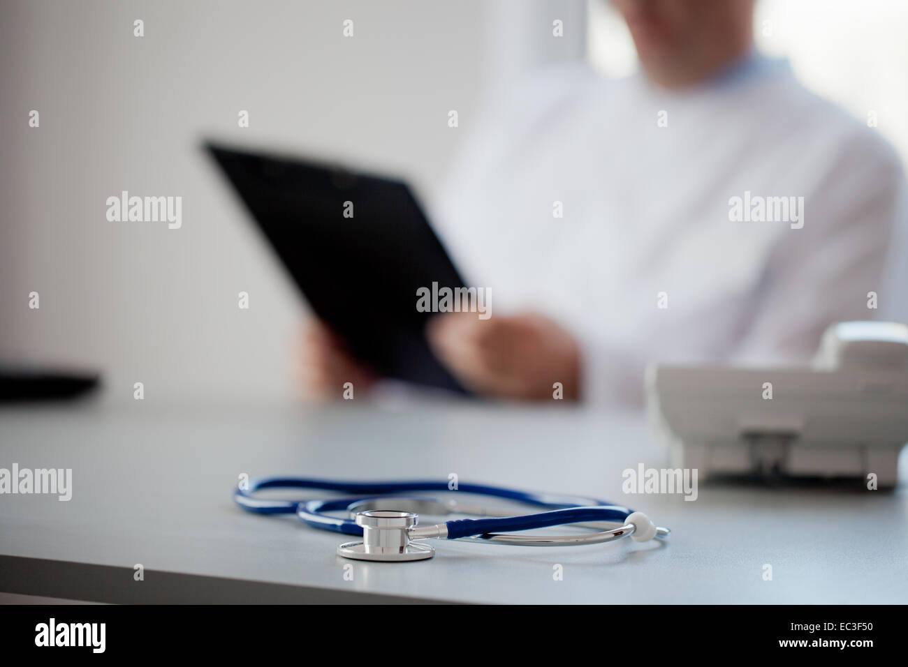 Medico è la revisione di risultati di esami medici. Foto Stock