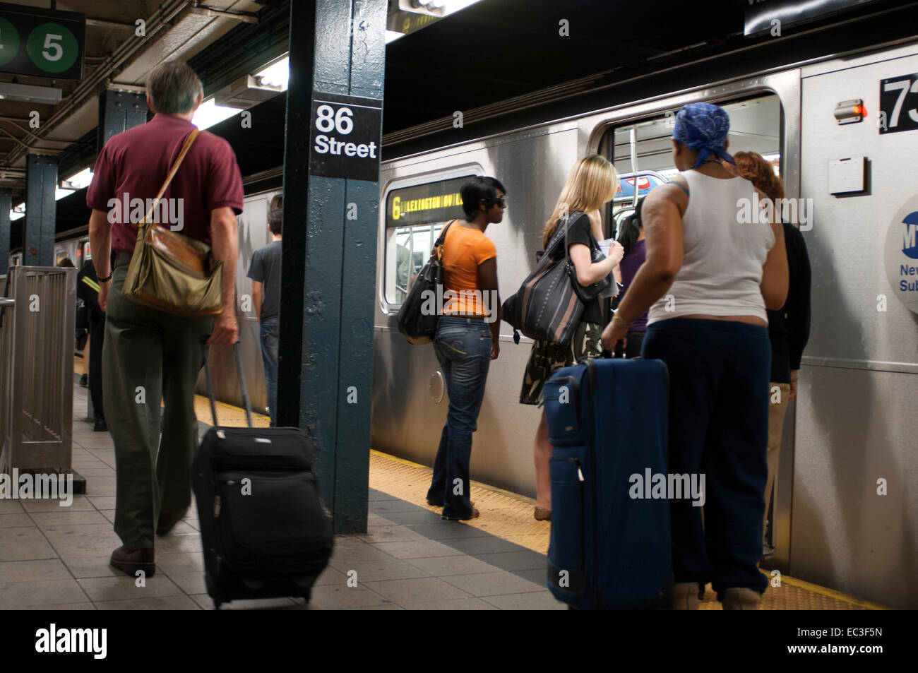 Persone in attesa di aprire le porte del treno nel 86º Street La Stazione della Metropolitana di Manhattan a New York. La metropolitana di New York è un ra Foto Stock
