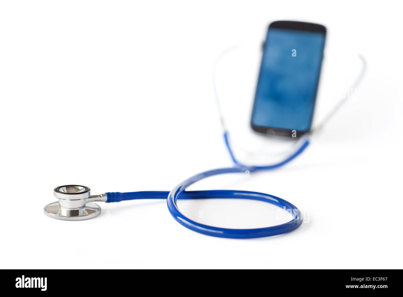 Lo stetoscopio e il telefono cellulare isolato su sfondo bianco Foto Stock