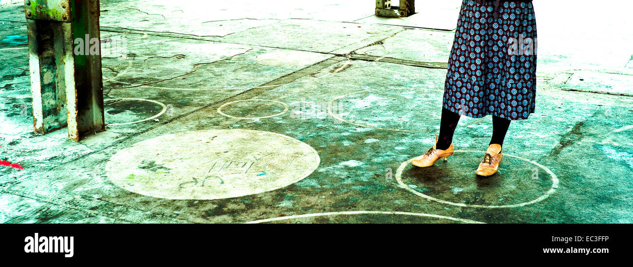 Signora in gonna Foto Stock