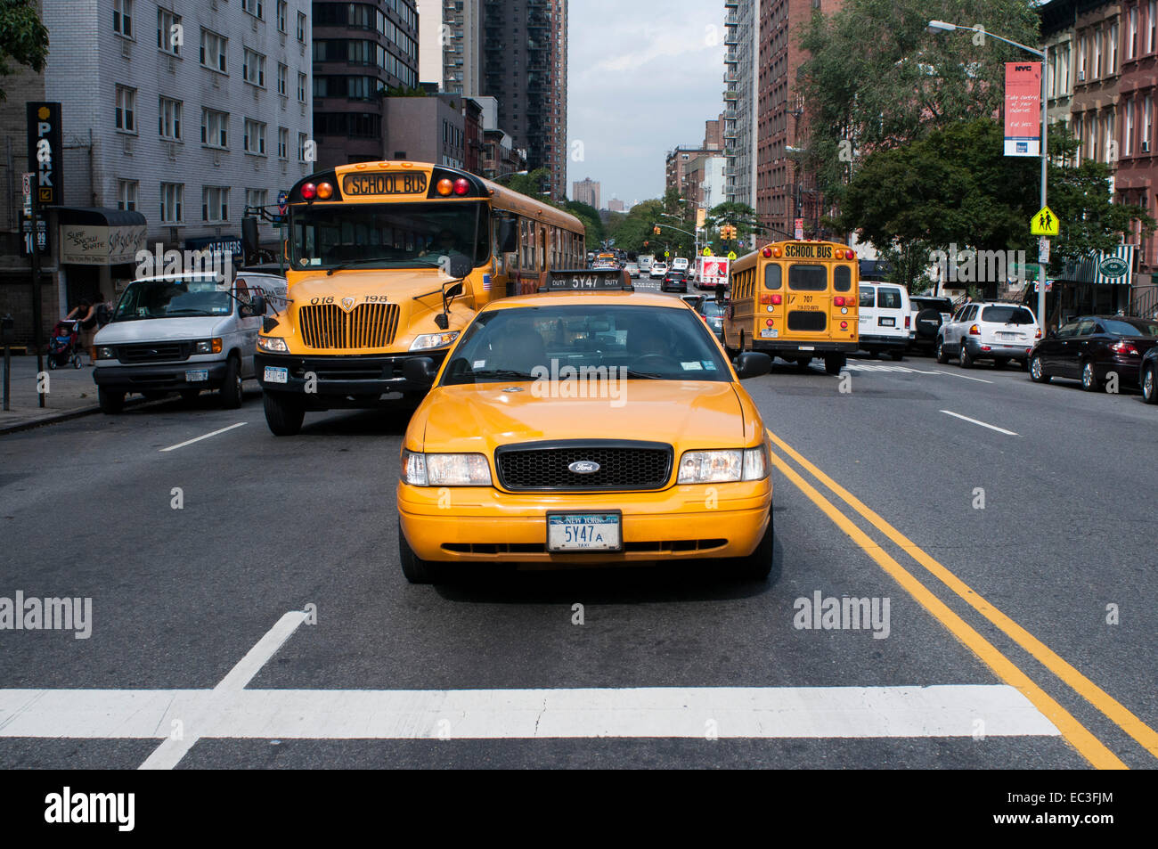Stati Uniti, New York City, Manhattan, scuola-bus e taxi. Un bus di scuola (chiamato anche schoolbus) in America del Nord è una t Foto Stock