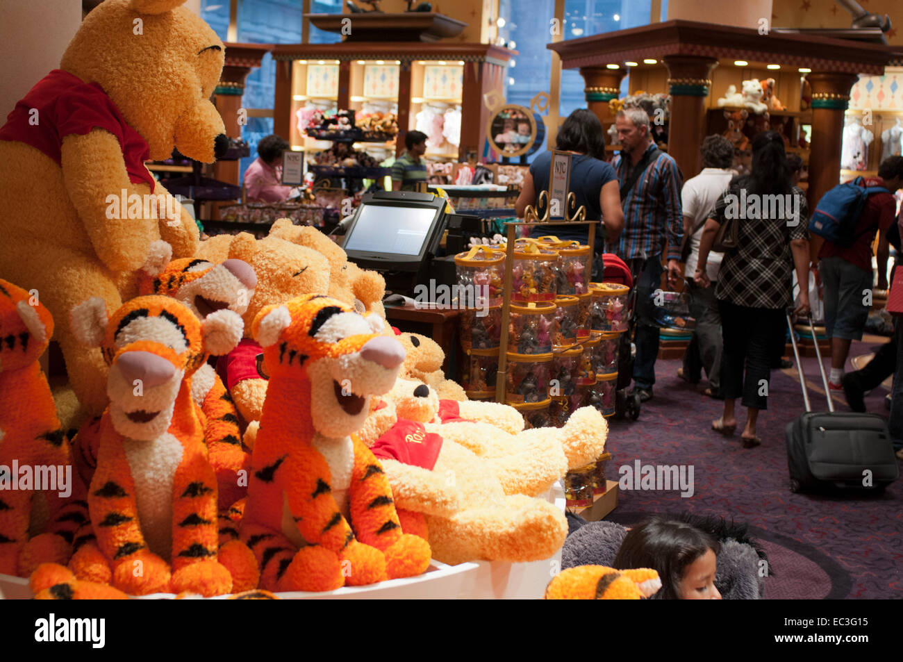 All'interno di Disney store a New York. Winnie the Pooh giocattoli e  bodies. Disney Store di New York, NY posizione offre le ultime novità in  fatto di off Foto stock - Alamy