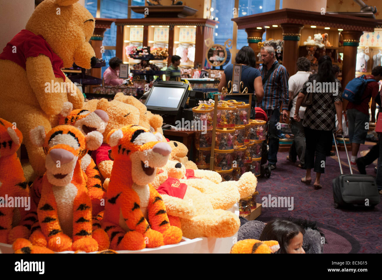 All'interno di Disney store a New York. Winnie the Pooh giocattoli e bodies. Disney Store di New York, NY posizione offre le ultime novità in fatto di off Foto Stock