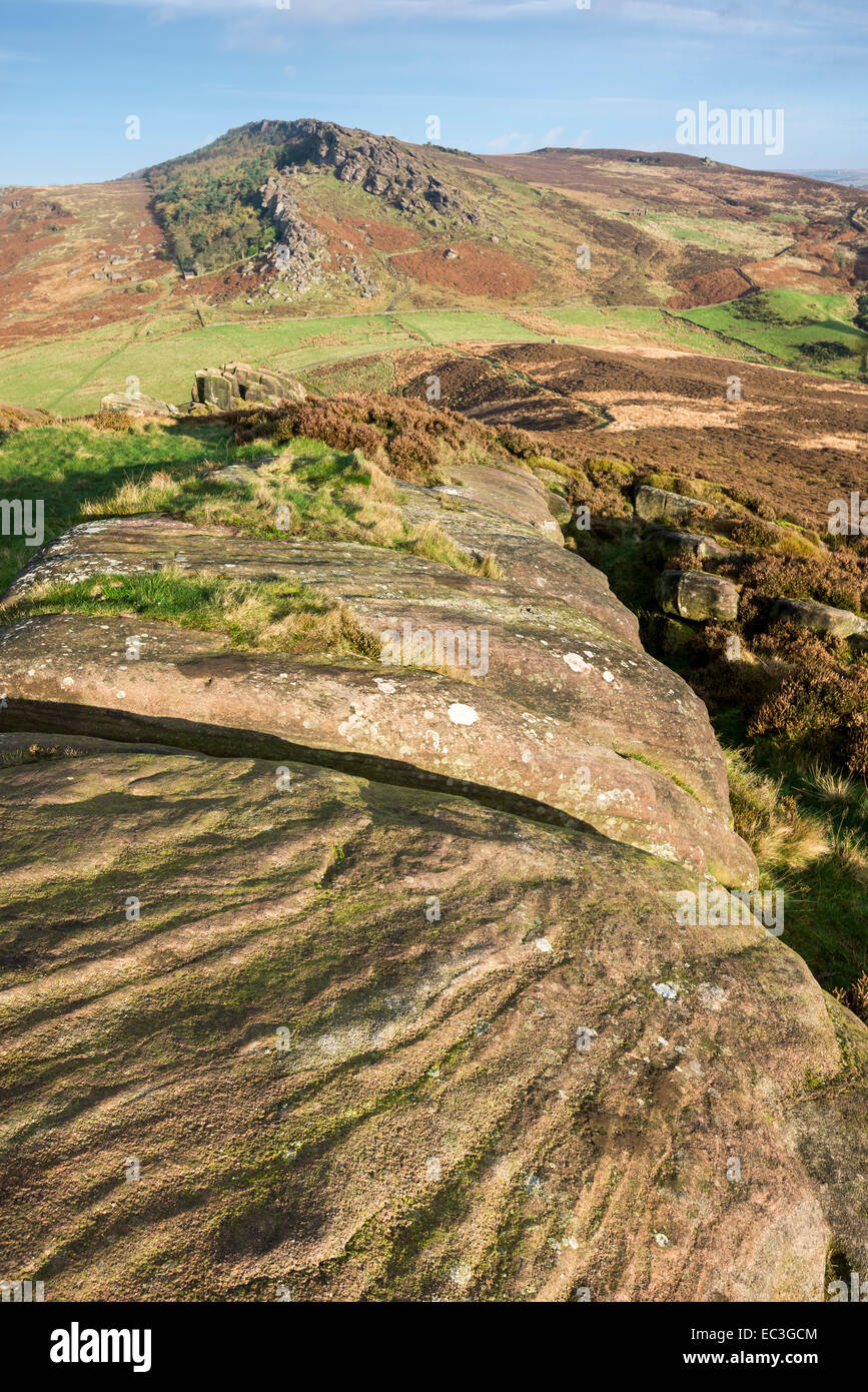 Pattern nelle rocce gritstone sulla nuvola di gallina con vista al scarafaggi in Staffordshire. Foto Stock