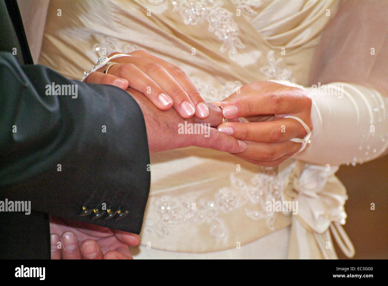 Sposa la messa ad anello sulla Groom del dito Foto Stock