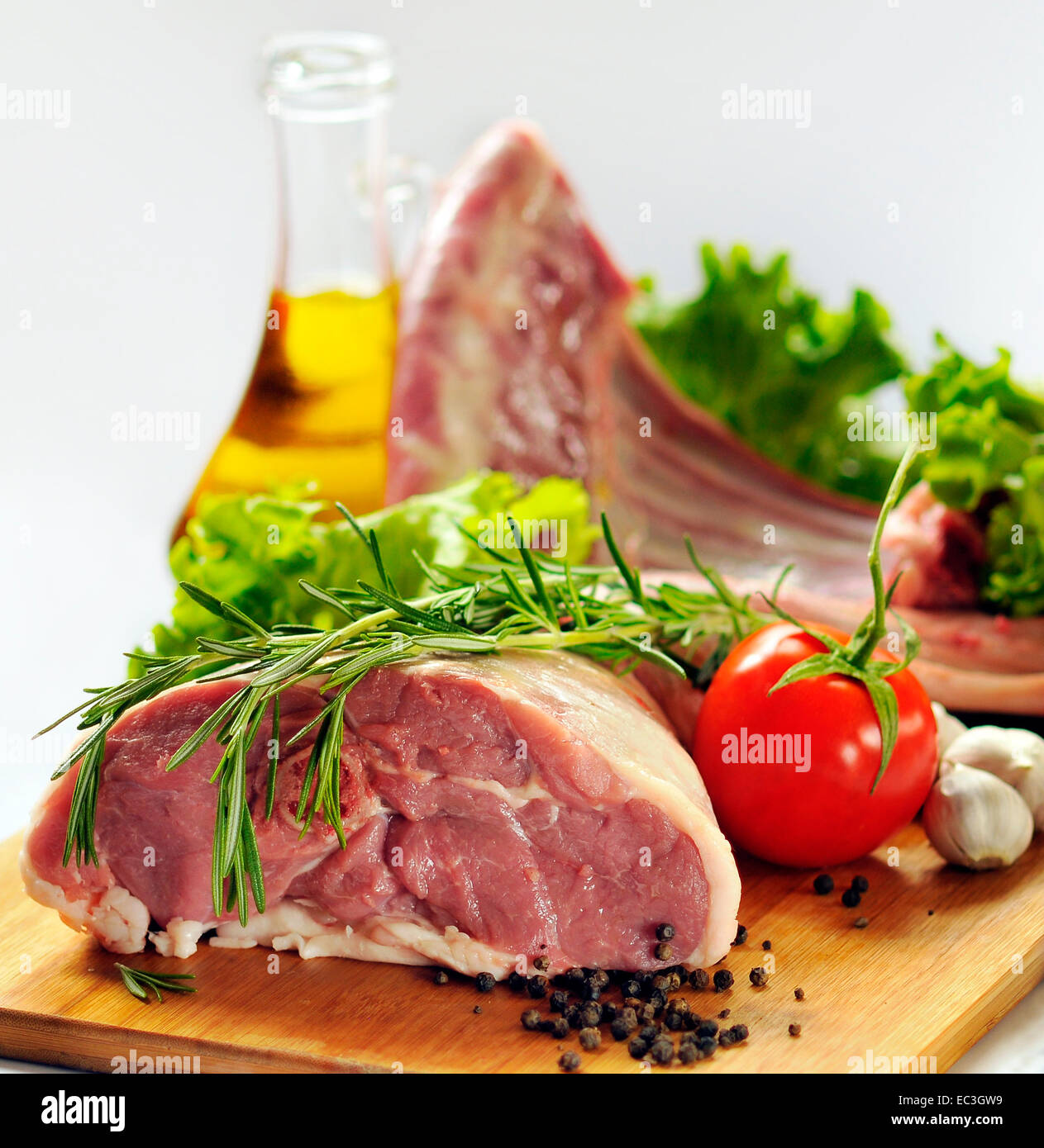 Materie carne di agnello con verdure su sfondo bianco. Foto Stock