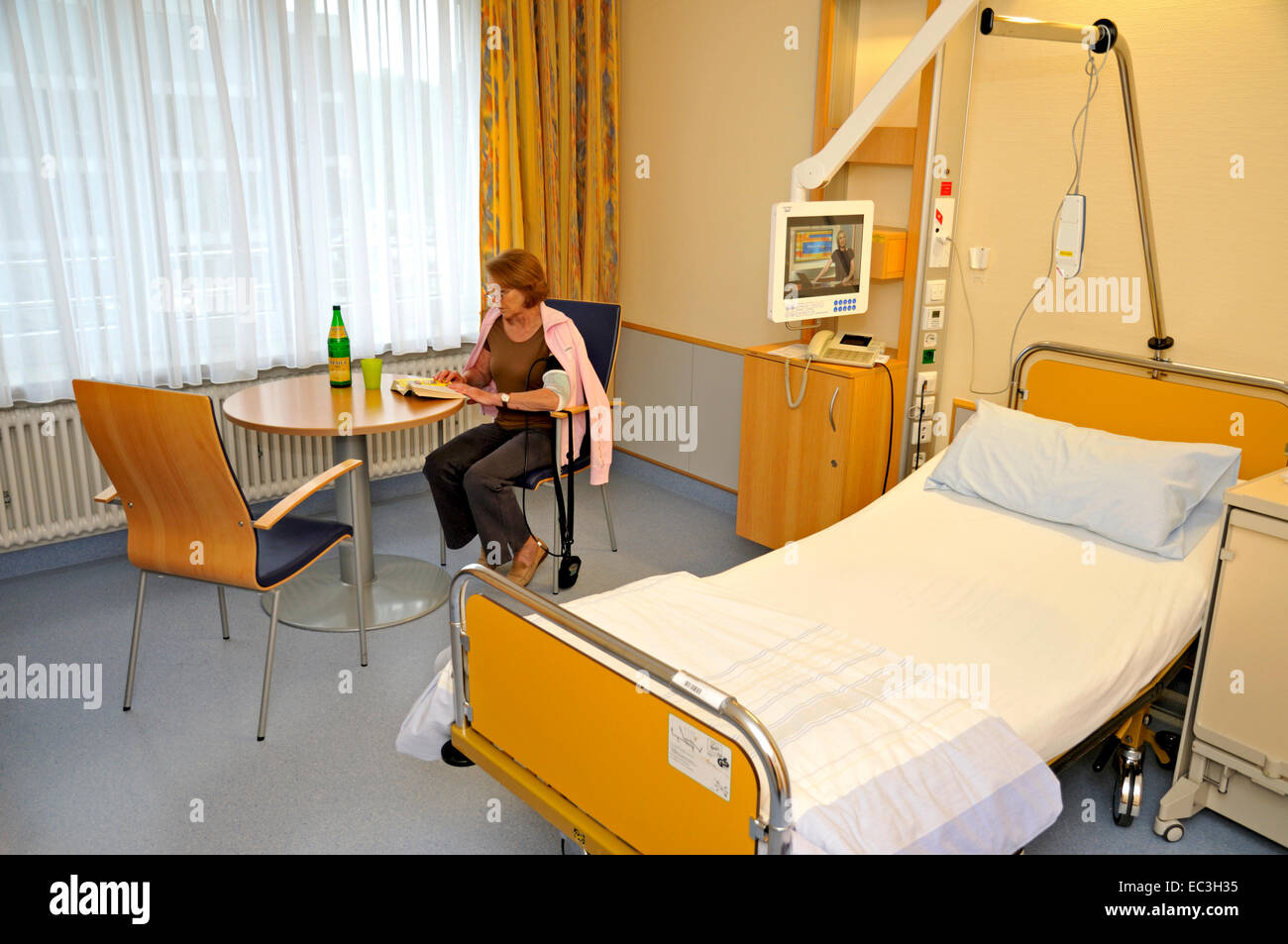 Paziente in stanza di ospedale Foto Stock