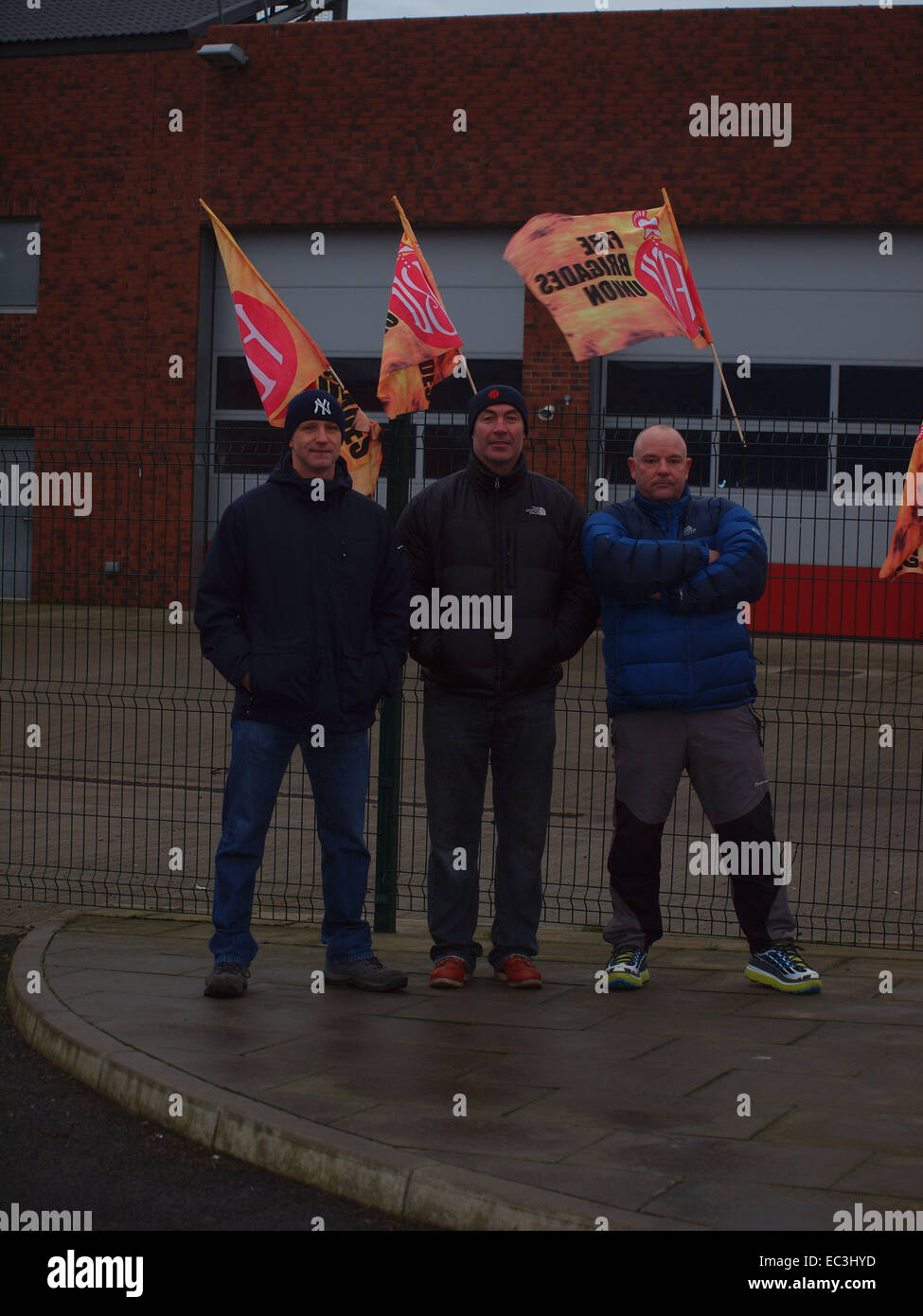 Newcastle Upon Tyne, Regno Unito. 9 dicembre, 2014. I membri di Burntisland fuoco e di salvataggio (rosso) guarda su 24hr sciopero nazionale nella disputa sulle pensioni. Credito: James Walsh Alamy/Live News Foto Stock