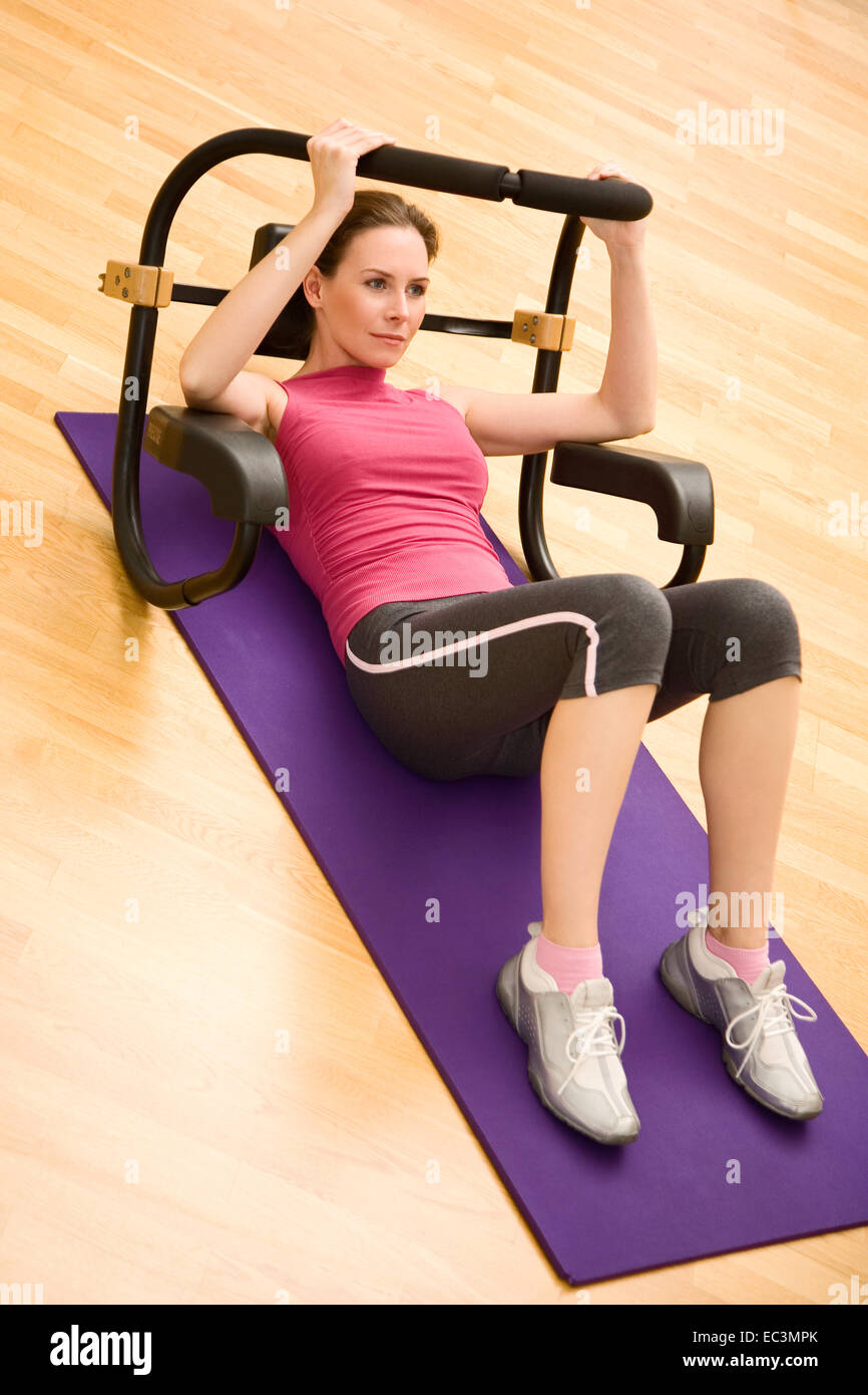 La donna lavora fuori in una palestra Foto Stock