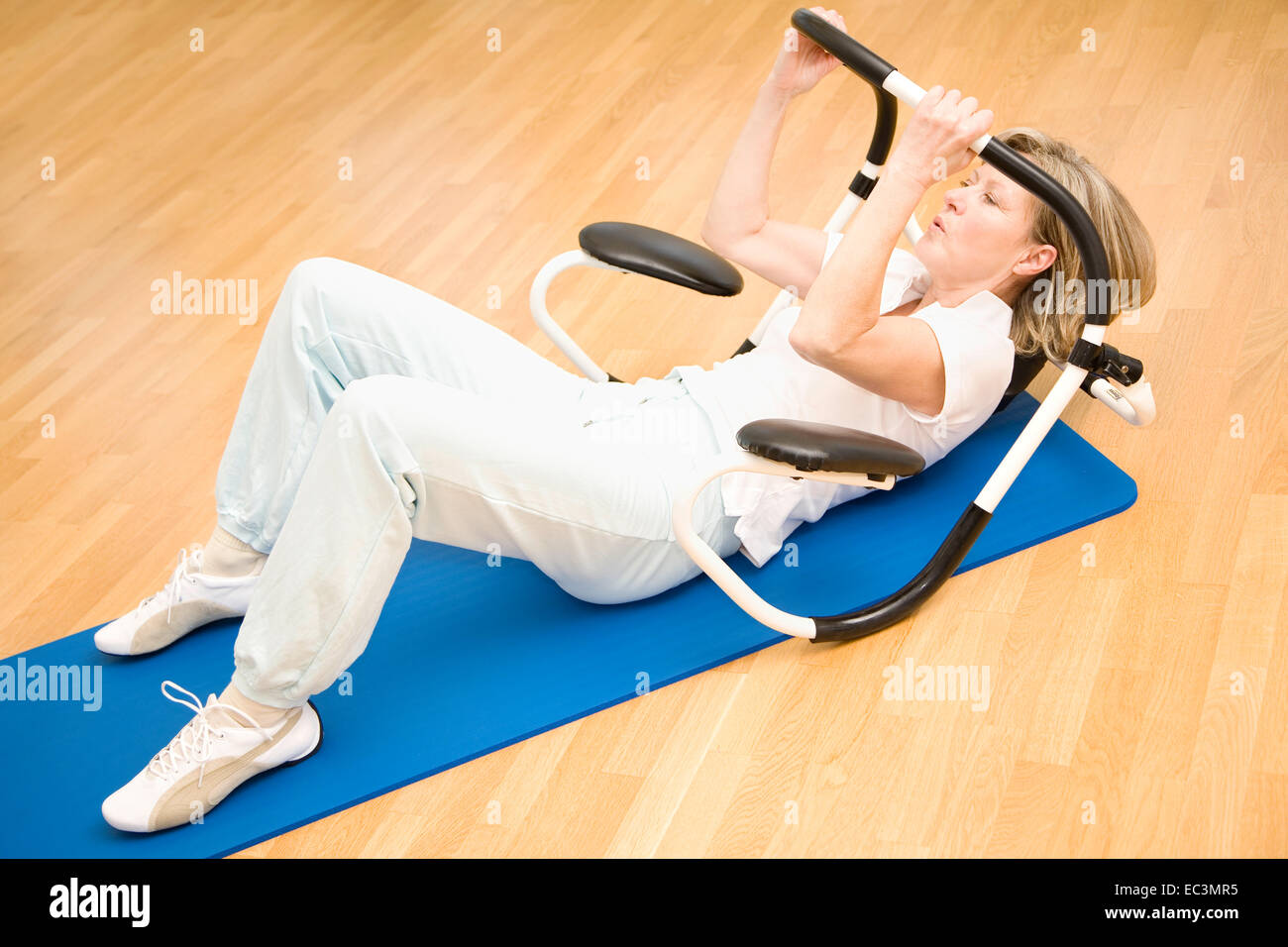La donna lavora fuori in una palestra Foto Stock