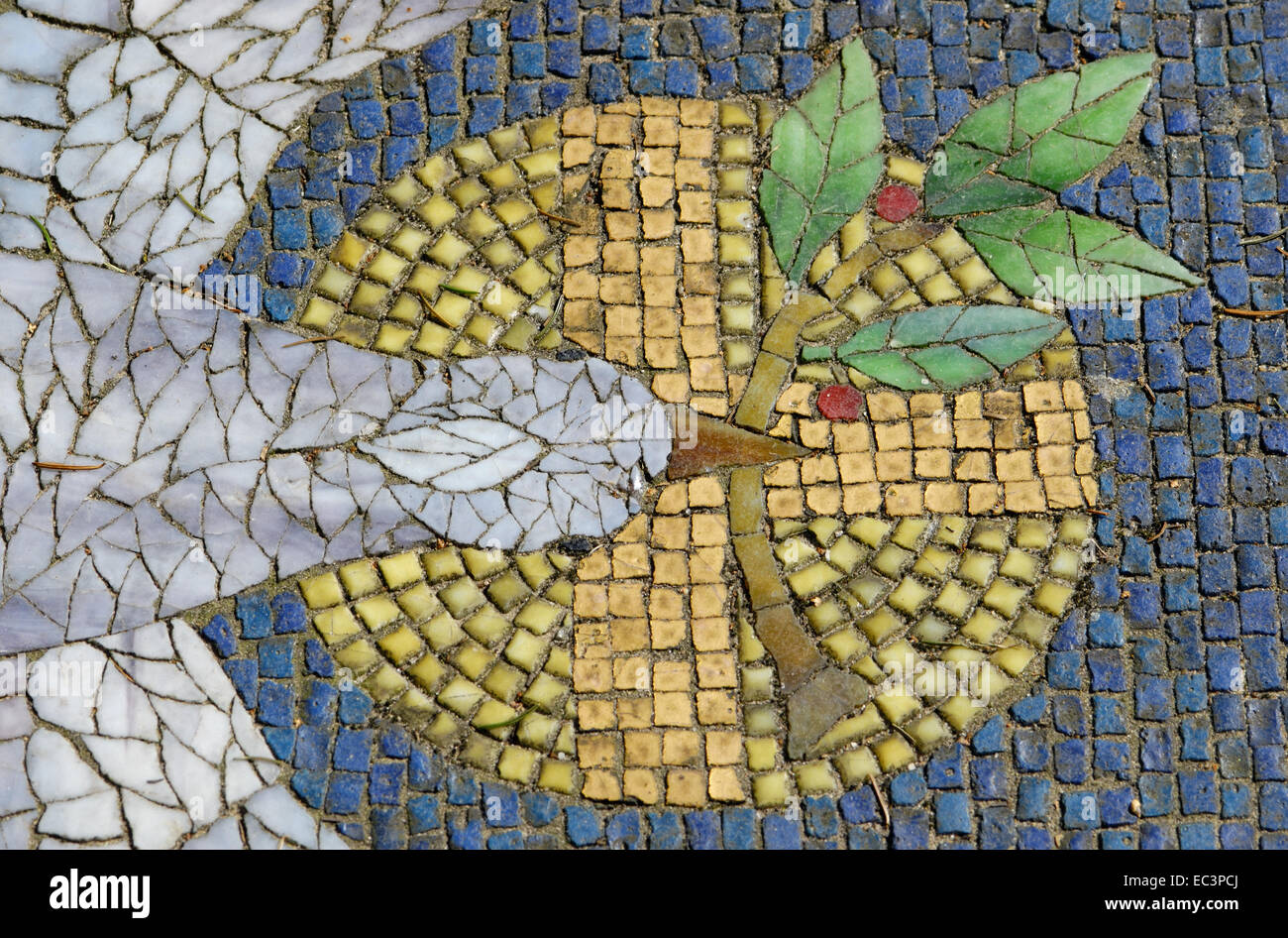Colomba della Pace, Mosaico colomba con Olive Branch, Ohlsdorf cimitero  Foto stock - Alamy