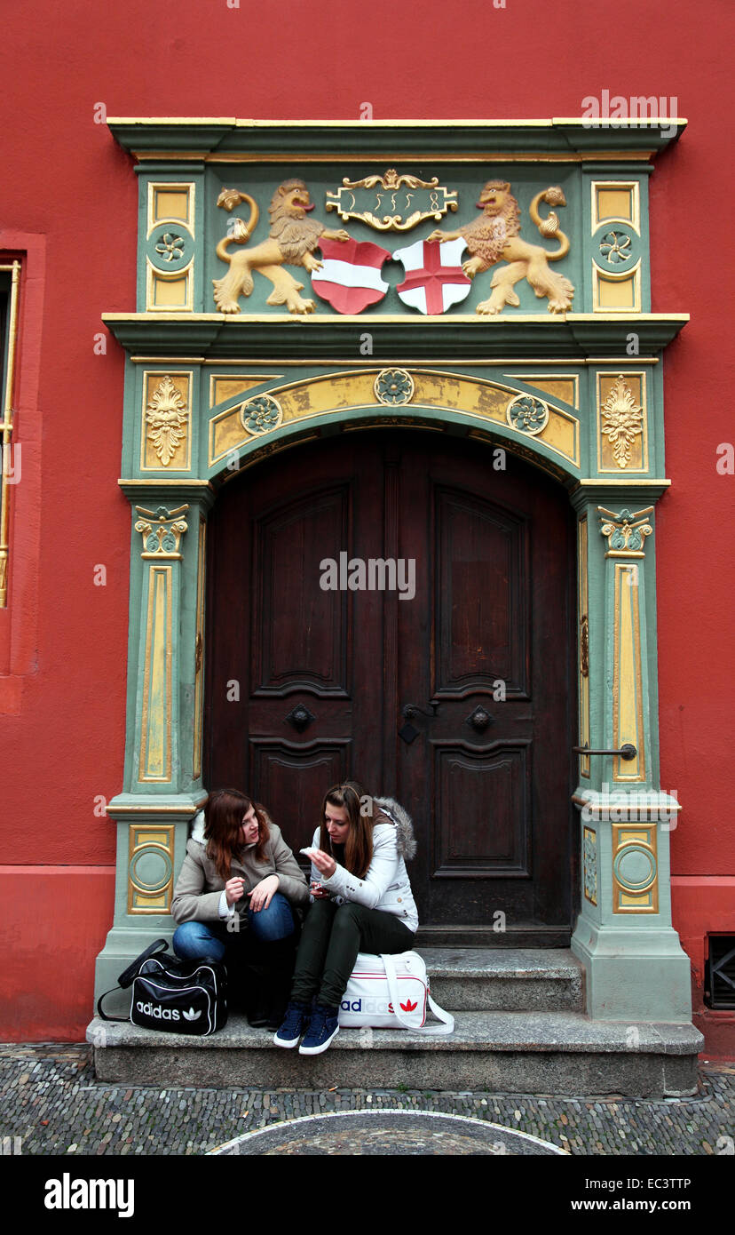 Due giovani donne in un 1558 porta a Friburgo. Foto Stock
