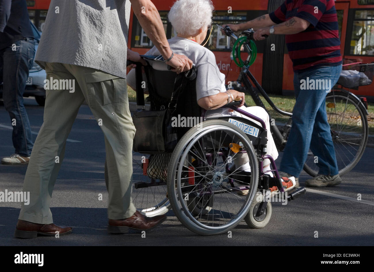 La donna nel Weel sedia Foto Stock