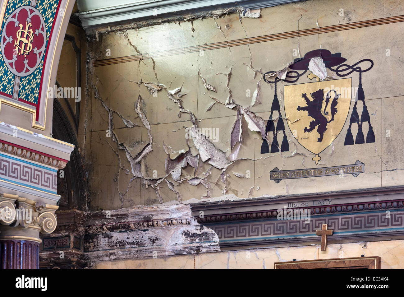 Sbucciatura della vernice e intonaco danneggiato a causa della penetrazione d'acqua nella chiesa di St Charles Borromeo, Kingston upon Hull, Regno Unito. Foto Stock