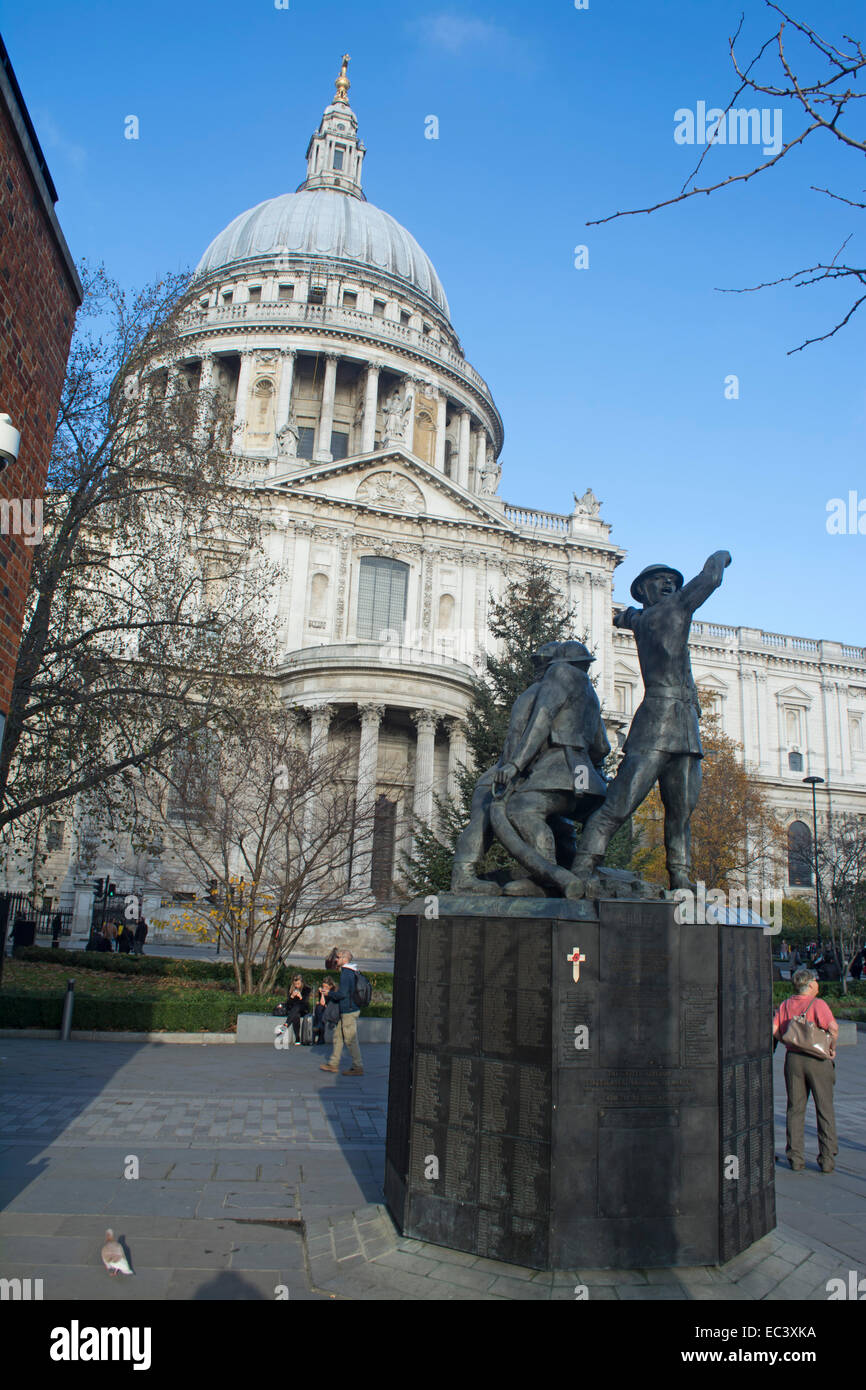 Vigili del Fuoco Nazionale Memorial è un memoriale composto da tre statue in bronzo raffiguranti i vigili del fuoco in azione all'altezza di Foto Stock