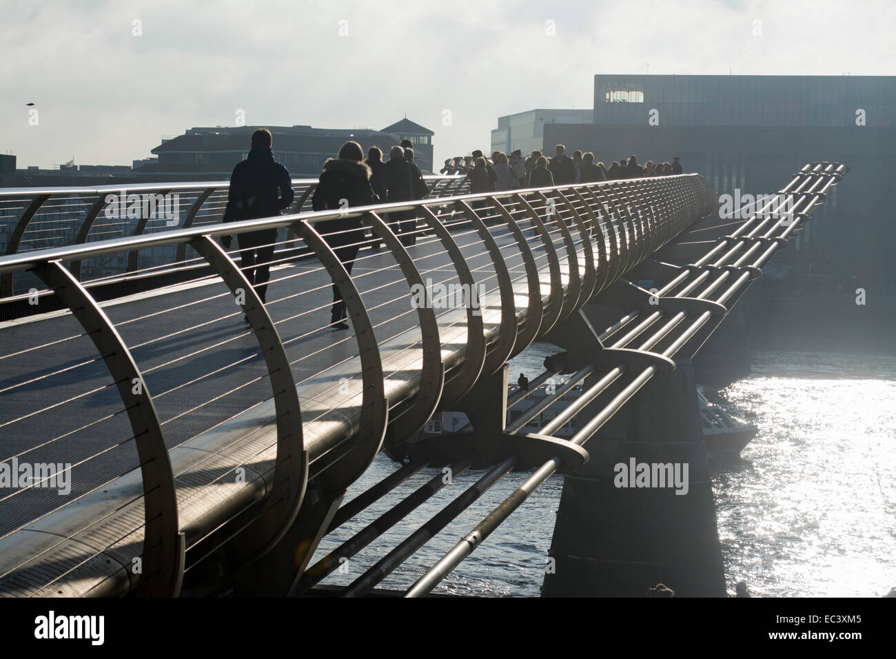 Il Millennium Bridge, noto anche come il London Millennium passerella è una sospensione in acciaio ponte per pedoni che attraversano la Foto Stock