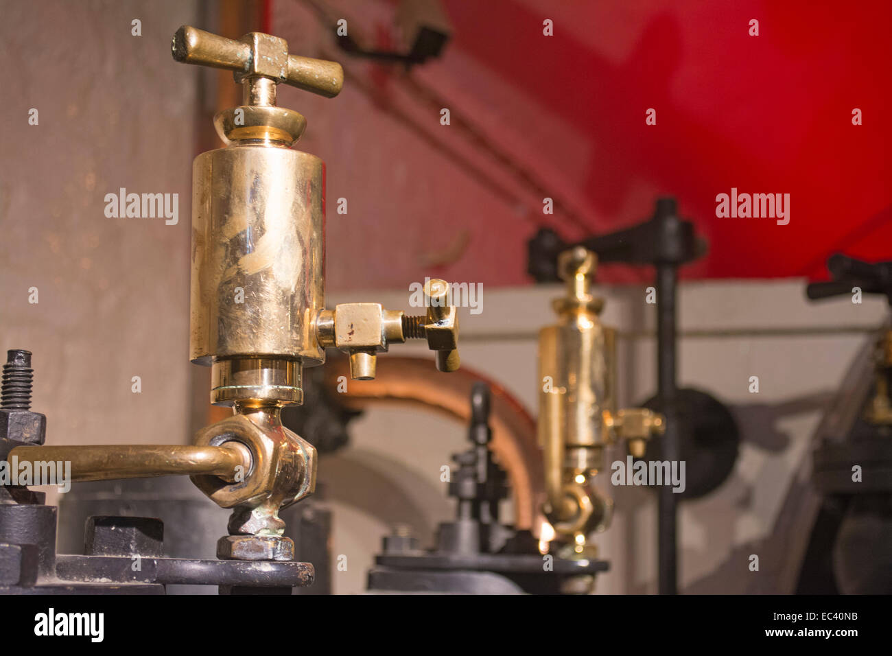 La sala caldaia entro il Tower Bridge Museum in cui il vapore è stato prodotto per guidare il pompaggio motore per sollevare il ponte di Londra, Foto Stock