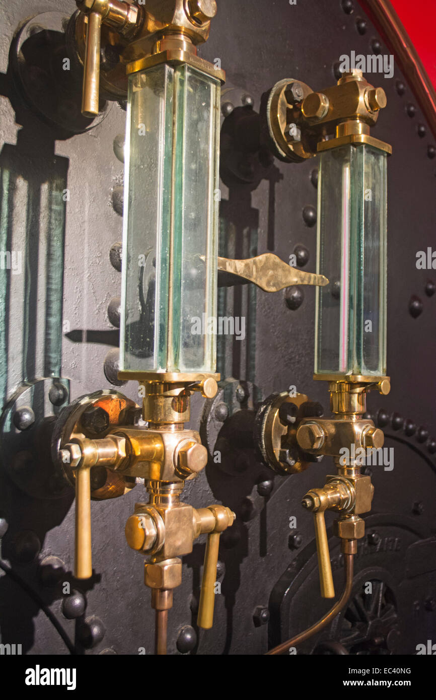 La sala caldaia entro il Tower Bridge Museum in cui il vapore è stato prodotto per guidare il pompaggio motore per sollevare il ponte di Londra, Foto Stock