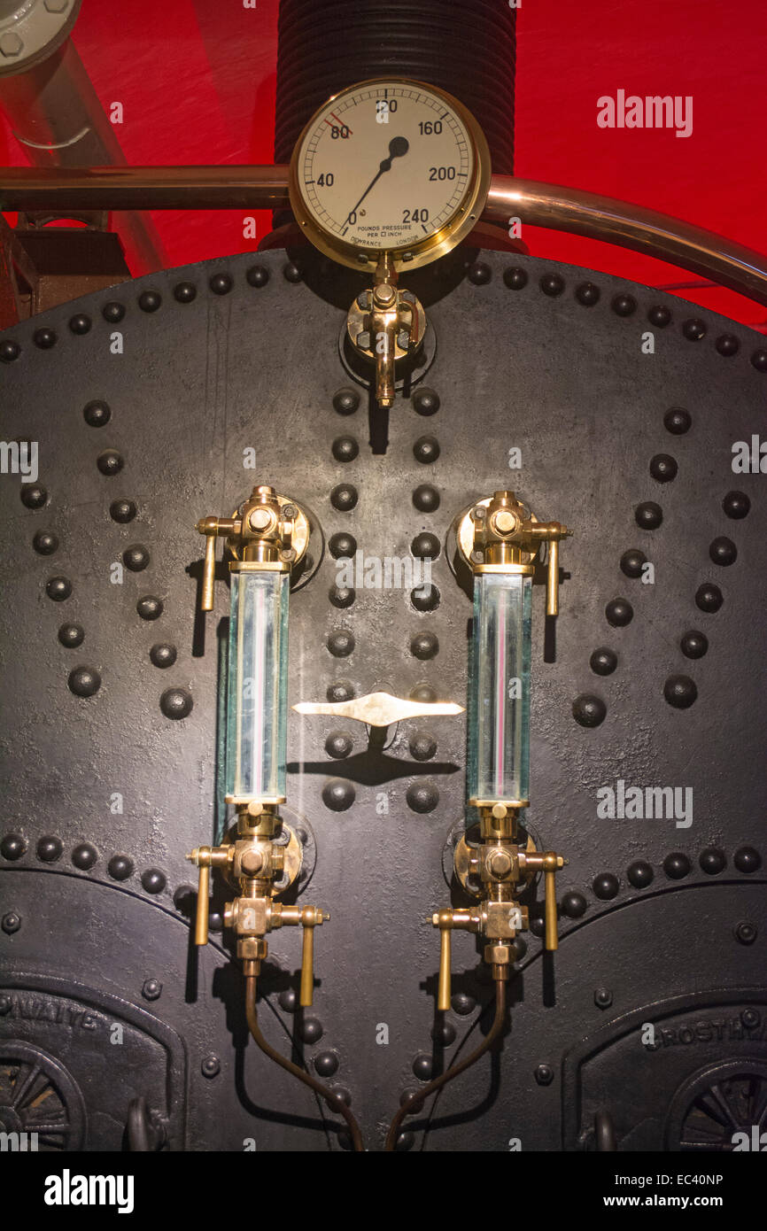 La sala caldaia entro il Tower Bridge Museum in cui il vapore è stato prodotto per guidare il pompaggio motore per sollevare il ponte di Londra, Foto Stock