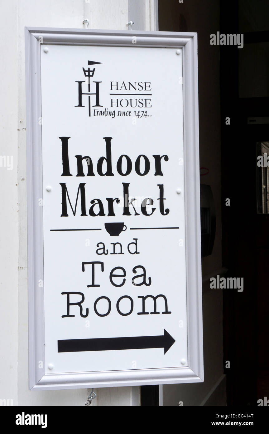 Un segno per il mercato coperto e la sala da tè in Hanse House, King's Lynn. Foto Stock