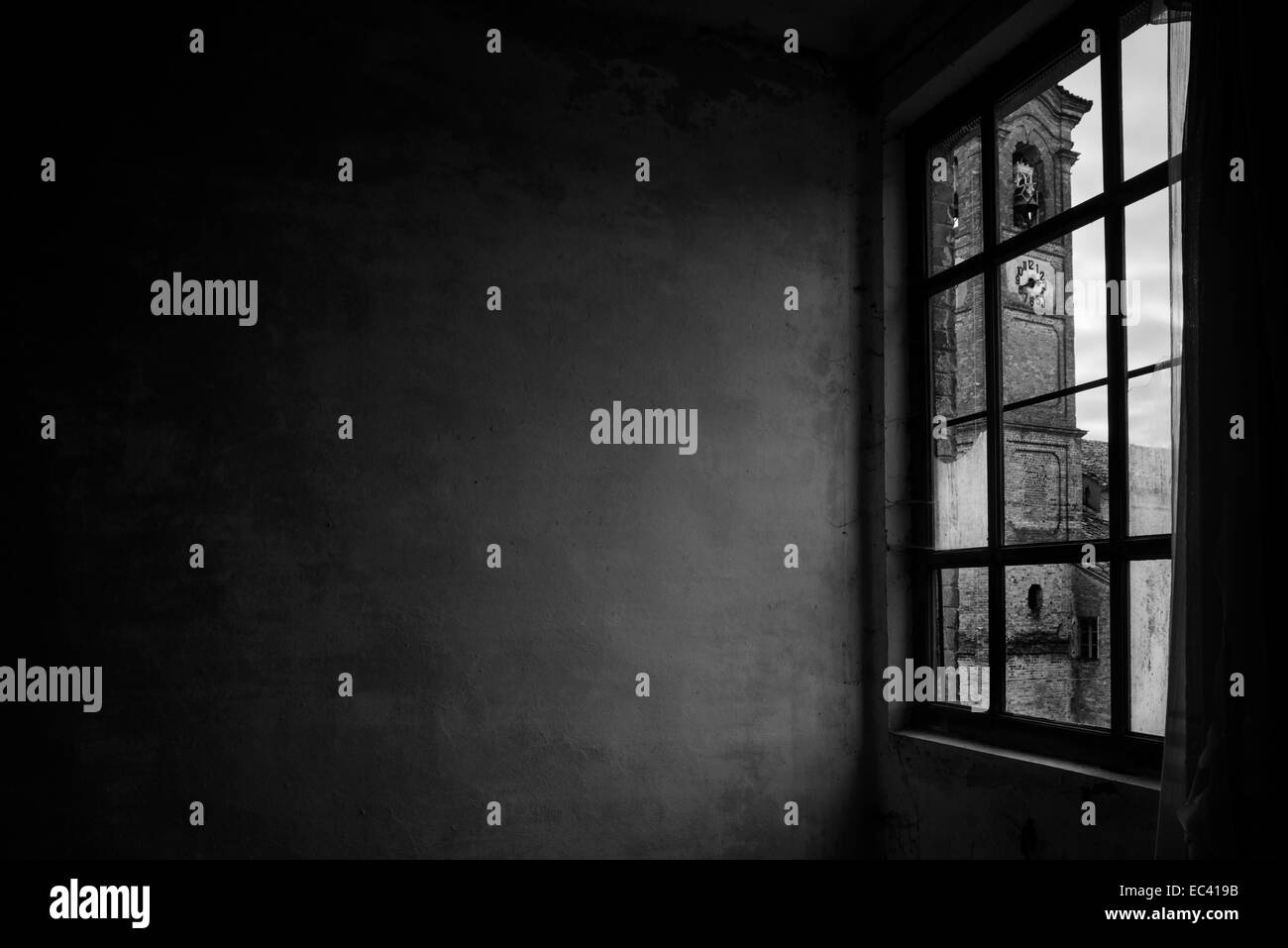 Edificio abbandonato, vista interna con finestra Foto Stock