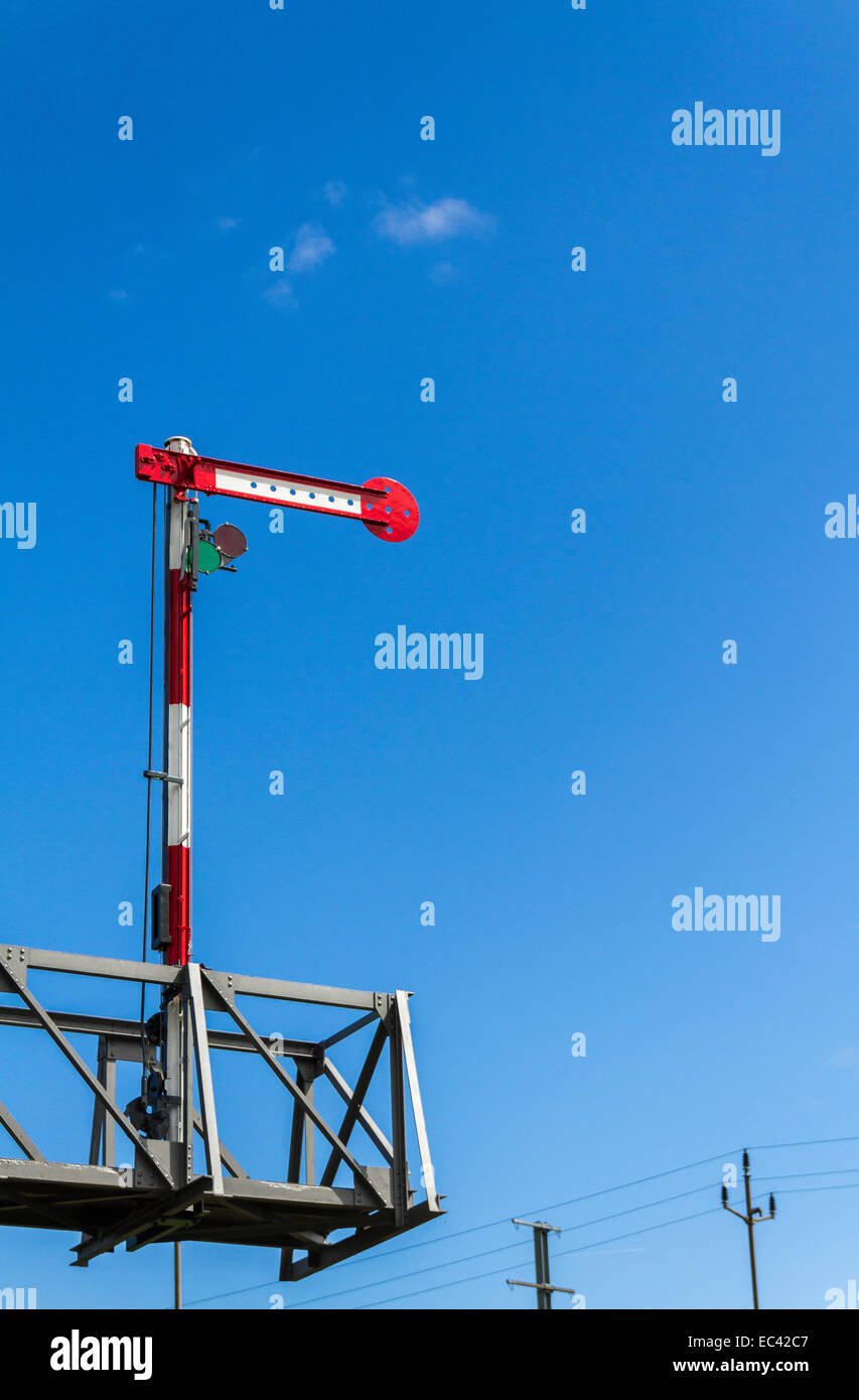Segnale ferroviario contro il cielo blu Foto Stock