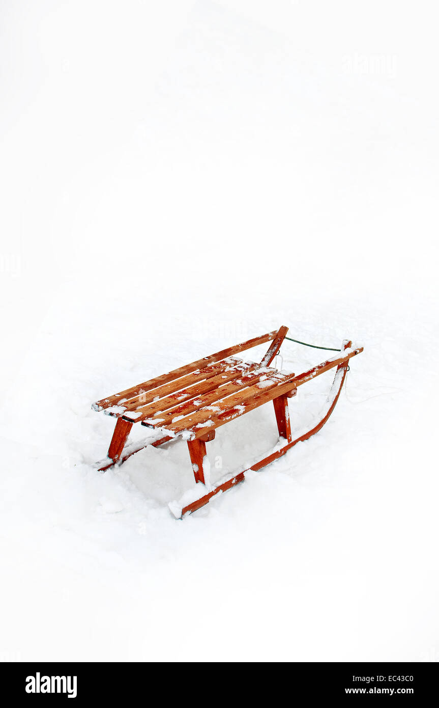 Slittino in legno nella neve come spazio di copia Foto Stock