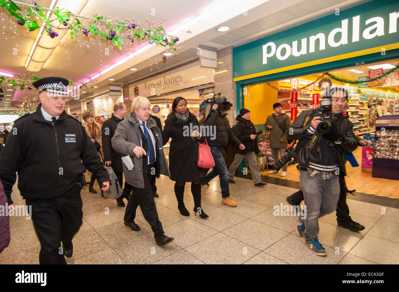 Londra, Regno Unito. Il 9 dicembre 2014. Sindaco di Londra Boris Johnson e la Metropolitan Police commissario, Sir Bernhard Hogan-Howe su aborigeno con agenti locali in Ealing Town Center, dopo aver annunciato lo storico accordo raggiunto per la Nuova Scozia Scotland Yard sito in Victoria. Credito: Stephen Chung/Alamy Live News Foto Stock