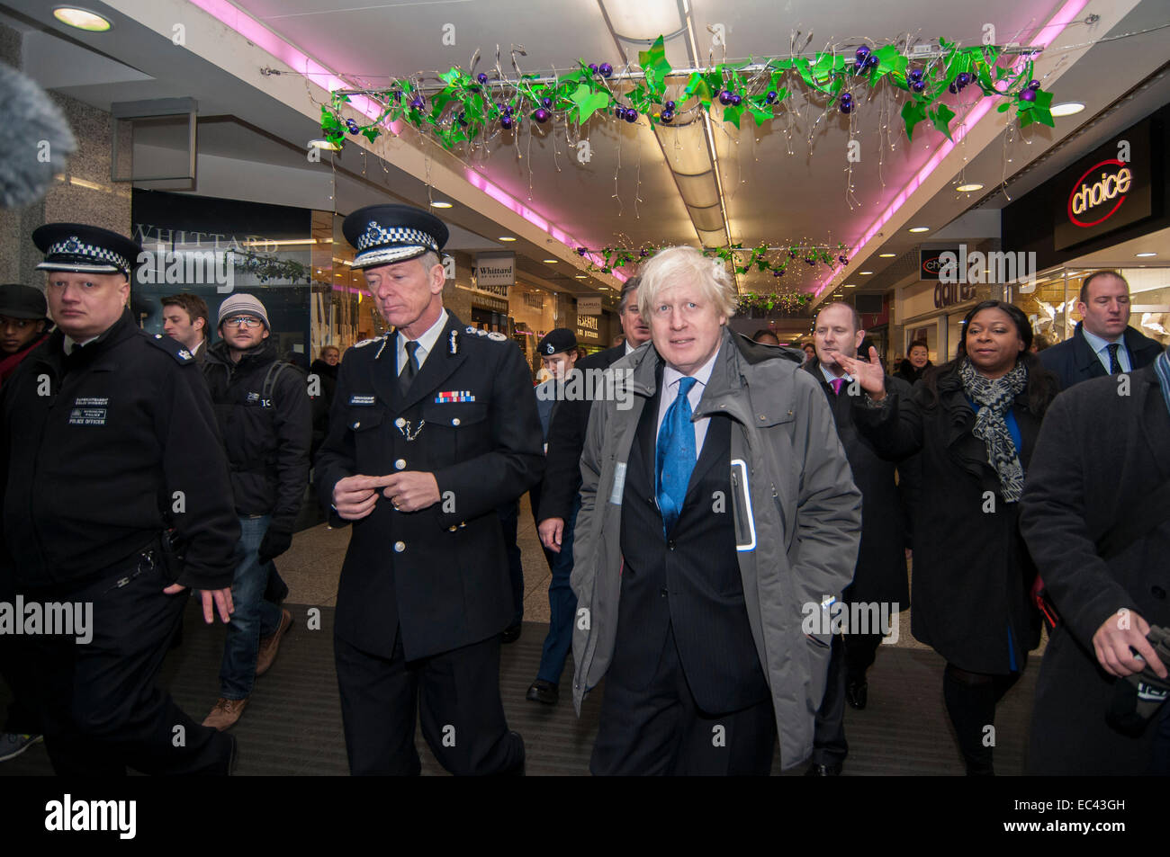 Londra, Regno Unito. Il 9 dicembre 2014. Sindaco di Londra Boris Johnson e la Metropolitan Police commissario, Sir Bernhard Hogan-Howe su aborigeno con agenti locali in Ealing Town Center, dopo aver annunciato lo storico accordo raggiunto per la Nuova Scozia Scotland Yard sito in Victoria. Credito: Stephen Chung/Alamy Live News Foto Stock