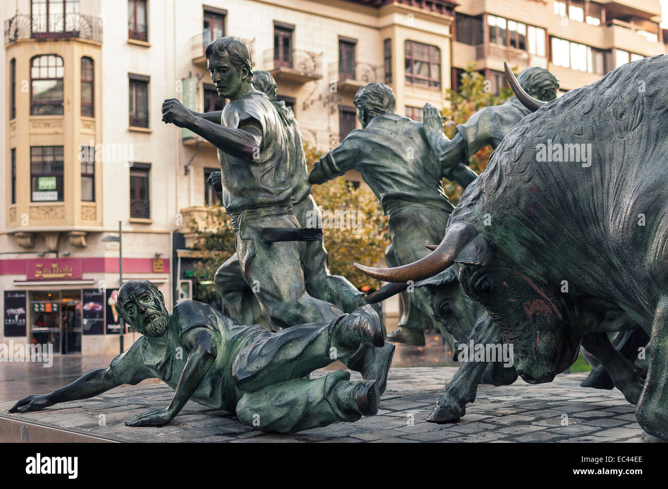 Monumento alla bull in esecuzione le feste di San Fermín, Pamplona, Navarra, Spagna, Europa. Foto Stock