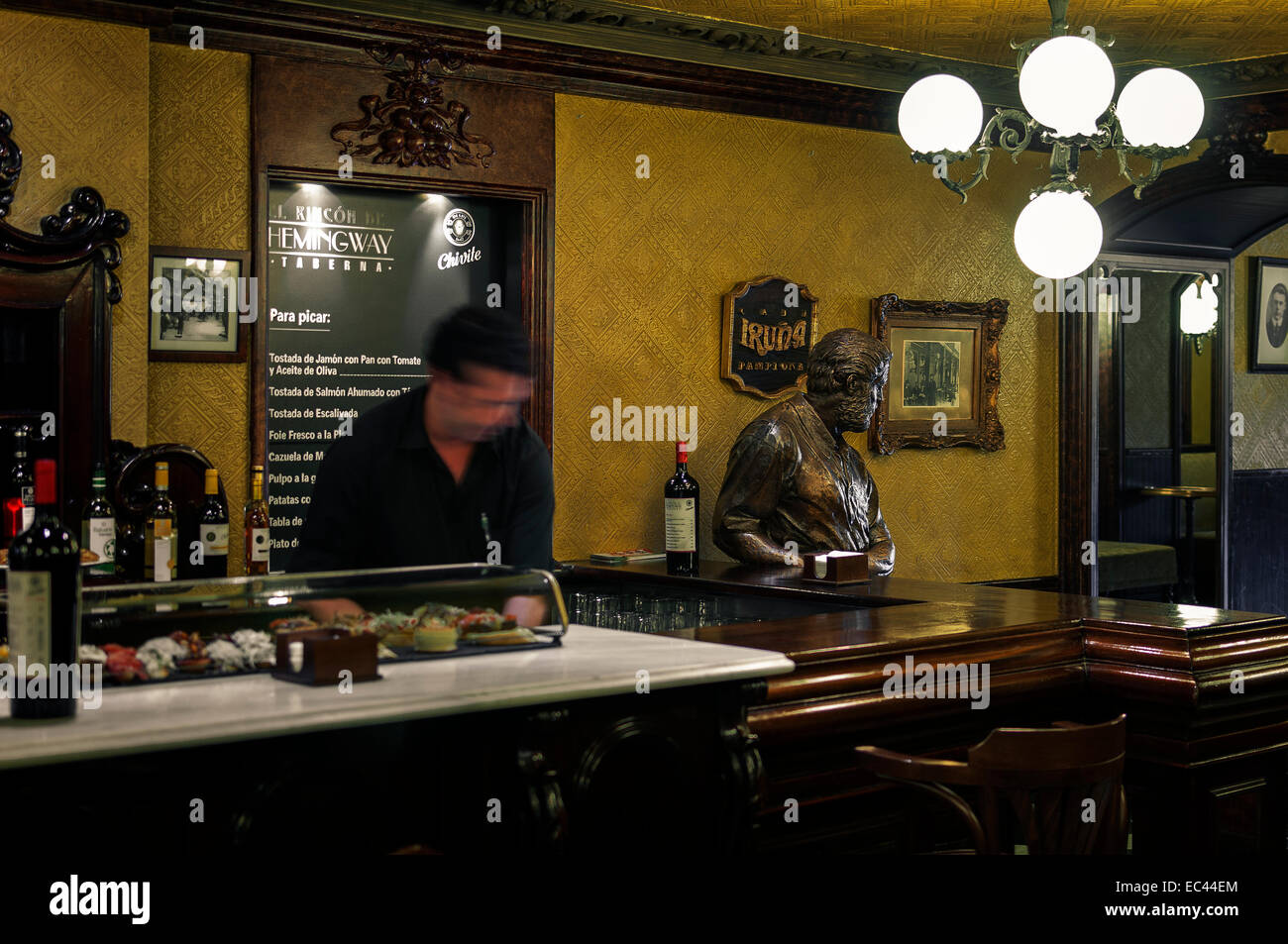 Hemingway figura al bar del Café Iruña, Plaza de Castillo, Pamplona, Spagna Foto Stock