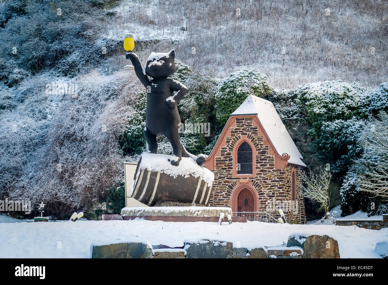 Vista invernale del gatto statua che tiene un bicchiere di birra un monumento in Germania Foto Stock
