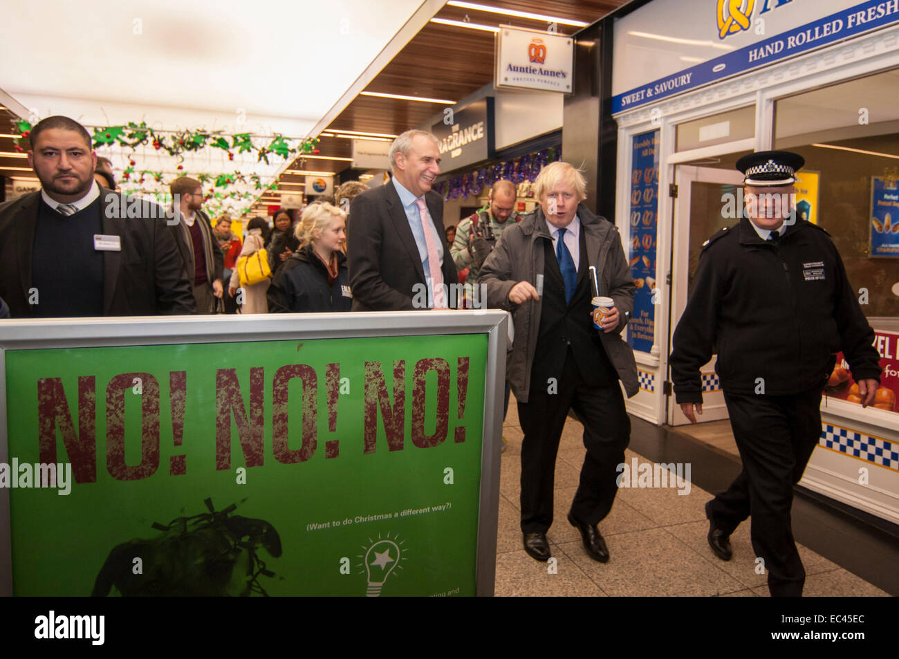 Londra, Regno Unito. Il 9 dicembre 2014. Sindaco di Londra Boris Johnson e la Metropolitan Police commissario, Sir Bernhard Hogan-Howe su aborigeno con agenti locali in Ealing Town Center, dopo aver annunciato lo storico accordo raggiunto per la Nuova Scozia Scotland Yard sito in Victoria. Credito: Stephen Chung/Alamy Live News Foto Stock