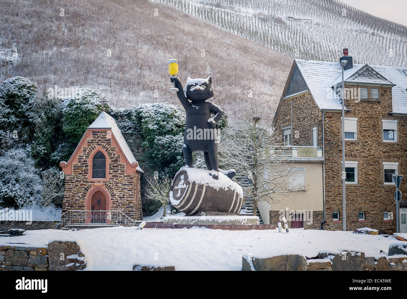 Vista invernale del gatto statua che tiene un bicchiere di birra un monumento in Germania Foto Stock
