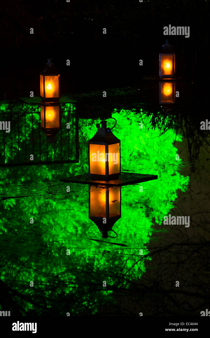 Lanterne illuminate galleggiante sul fiume a Syon Park festival di Natale. Brentford, Londra, Inghilterra Foto Stock