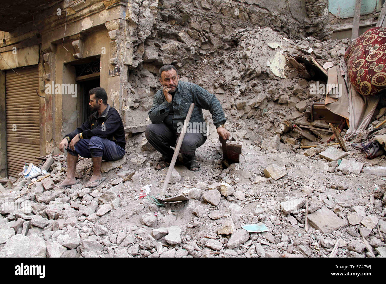 Dicembre 9, 2014 - Il Cairo, il Cairo, Egitto - Gli Egiziani e gli operatori di soccorso ispezionare il sito di un crollato un edificio a due piani nel distretto del Cairo di Torgoman, 9 dicembre, 2014. Il Ministero della sanità e della popolazione di Egitto il ferimento di due persone nel crollo dell'edificio Torgoman Bulaq Abul-Ela dove era la prima ambulanza presso la scena e la conversione del secondo paziente a Sidnawy della salute ospedale di assicurazione credito (Immagine: © Sayed Amr/immagini APA/ZUMA filo) Foto Stock