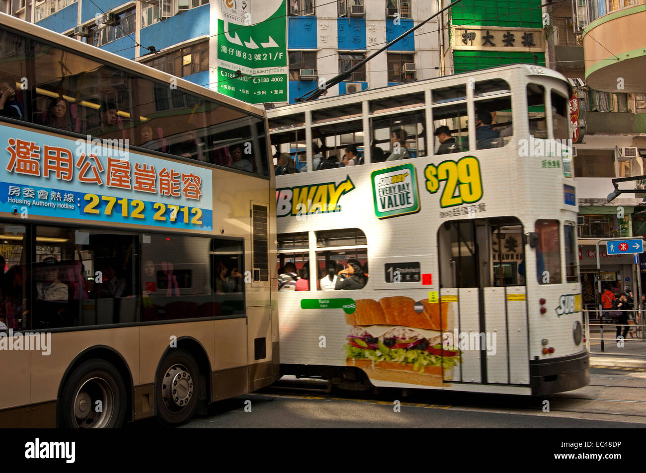 Doppio ponte di vettura tranviaria di Hong Kong con il tram tram pubblicità corpo, Hong Kong Foto Stock