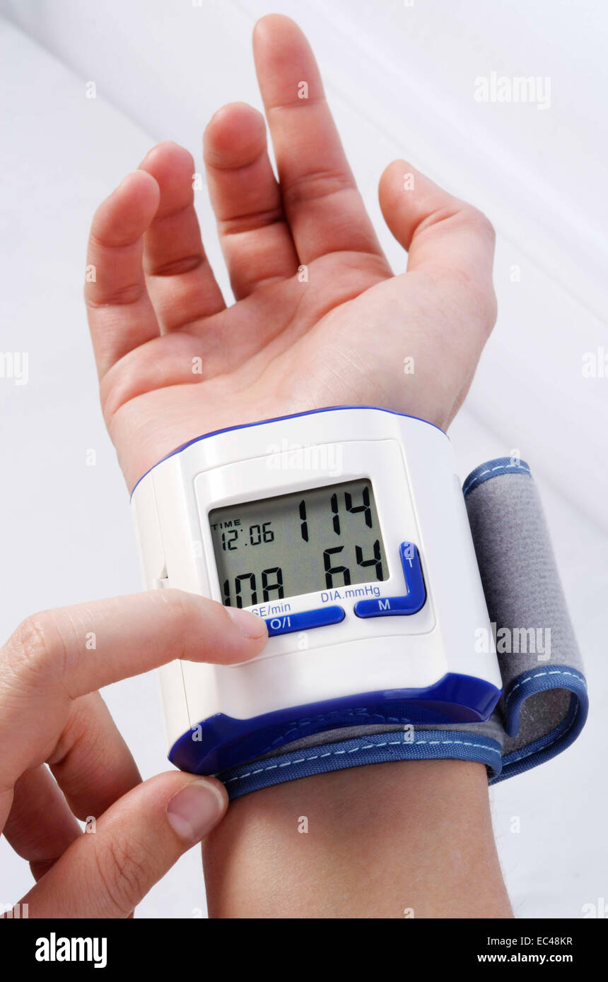 Apparecchio per la misurazione della pressione sanguinea su umano Rist Foto Stock