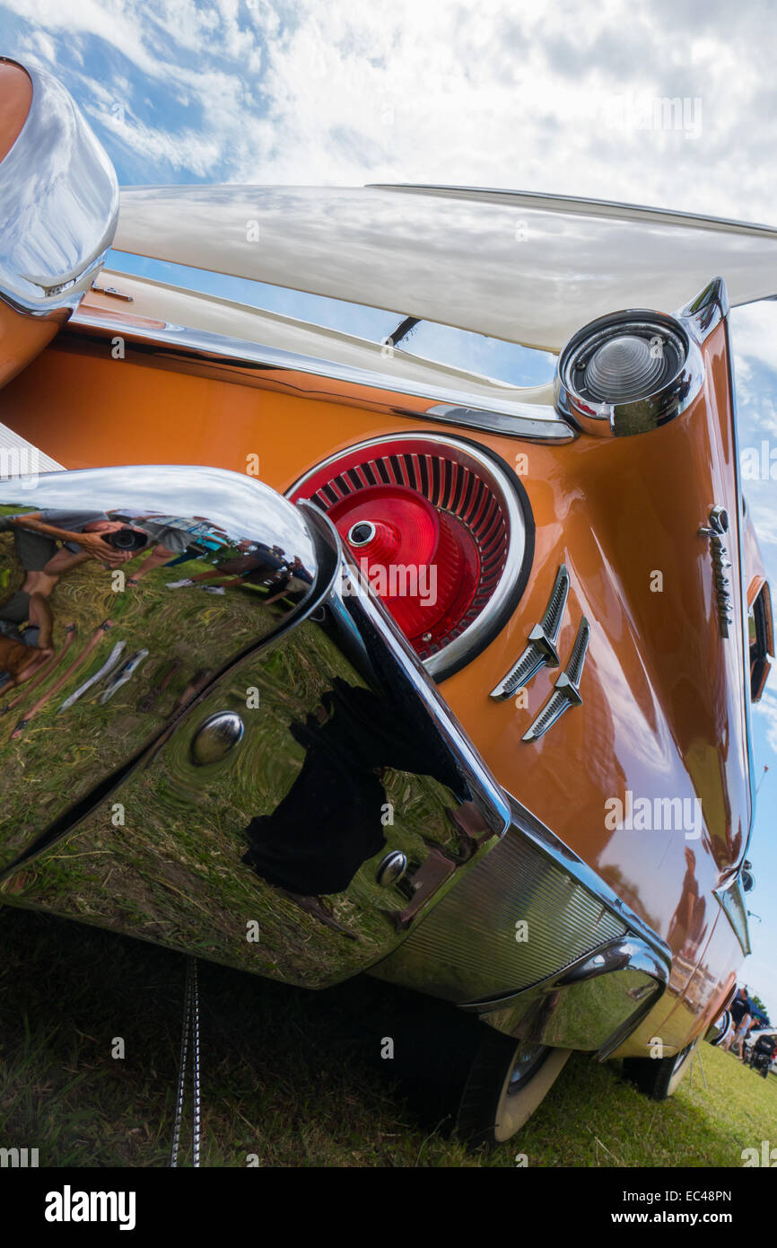 Ford galaxie skyliner in arancione e crema colpo al giorno di locomozione in francueil village, Francia. Foto Stock