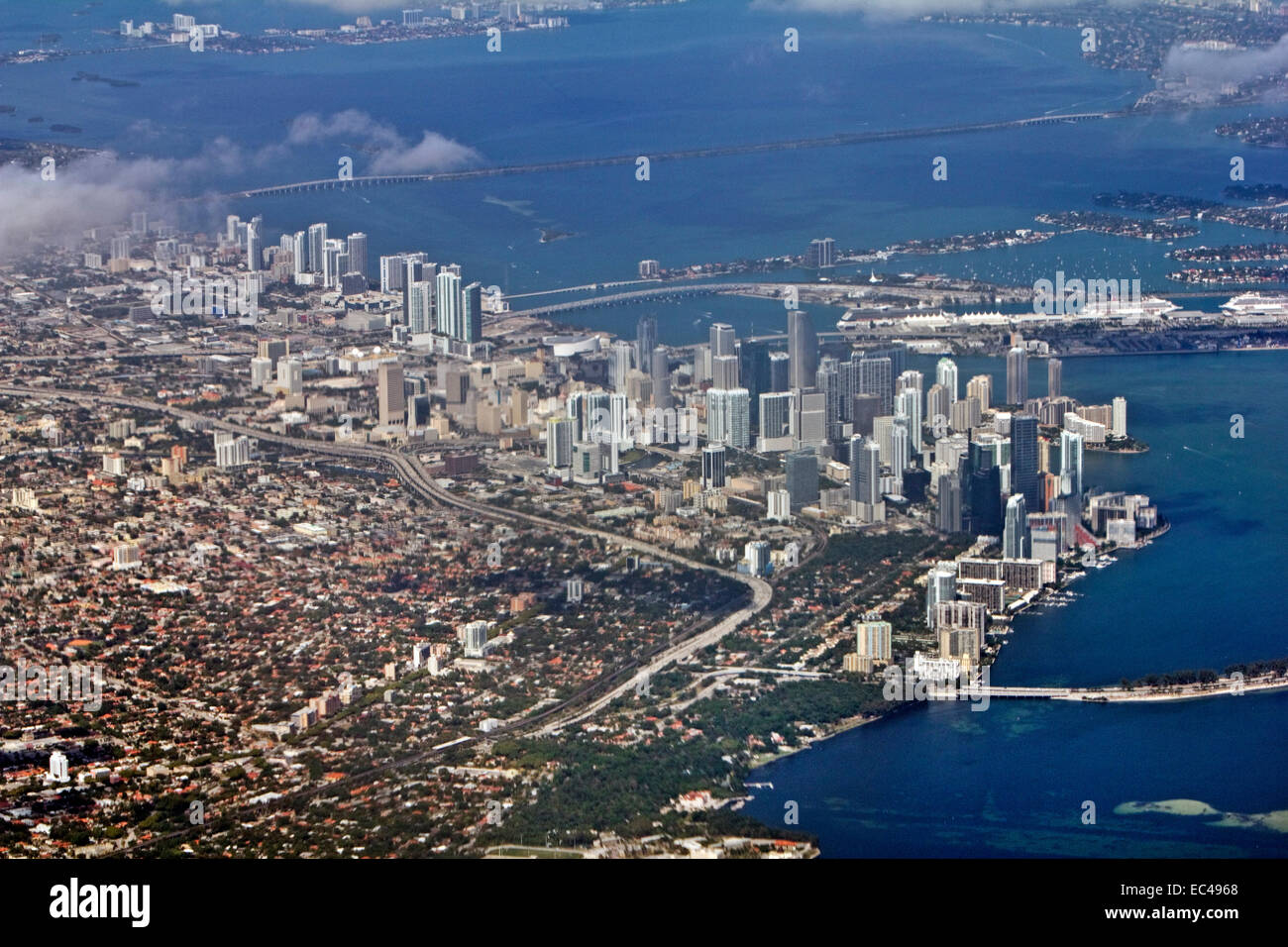 Vista aerea di Miami e sulla Baia di Biscayne, Florida, Stati Uniti d'America Foto Stock