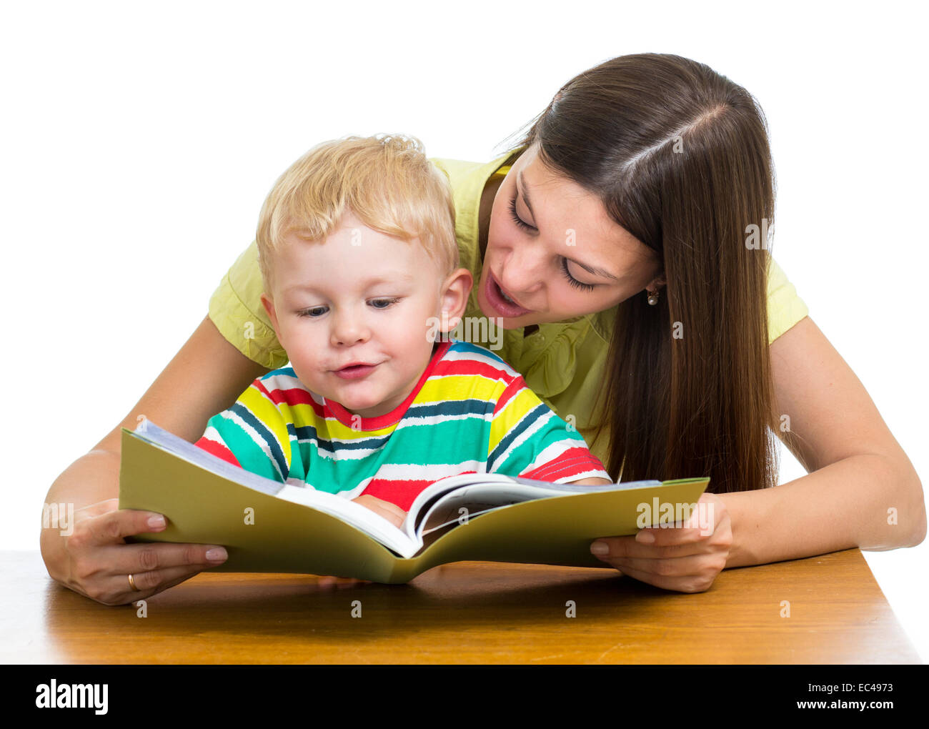 Felice madre la lettura di un libro per bambini Foto Stock