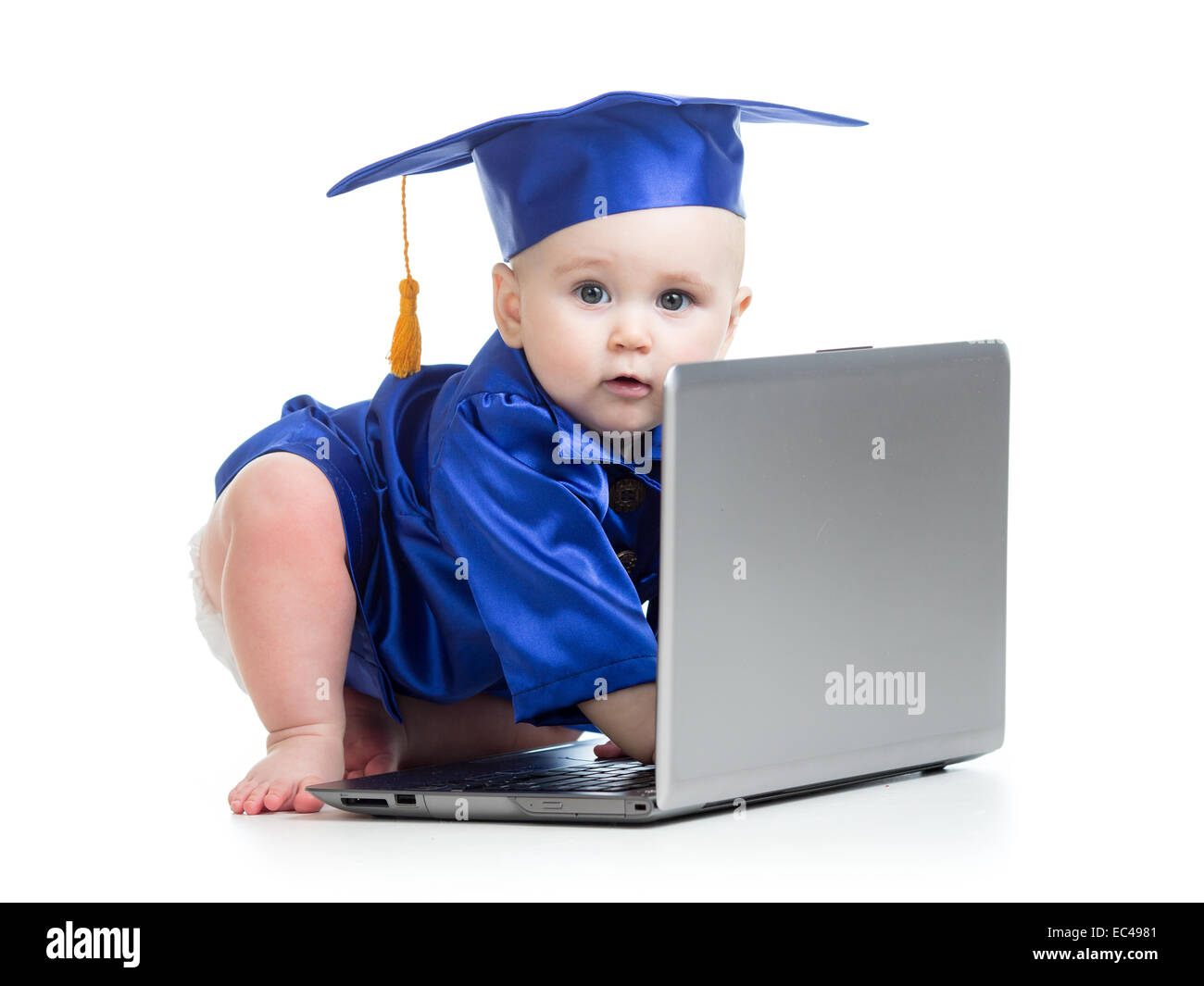 Funny baby in accademico indumenti al laptop Foto Stock