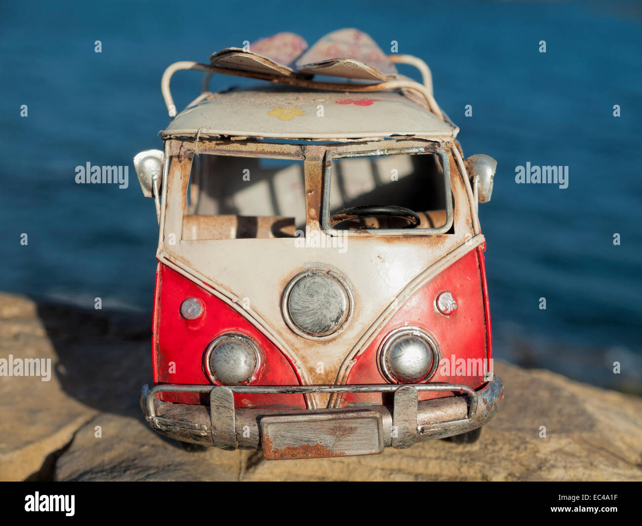 Modellino di una Volkswagen T1 Classic hippy van su una roccia sulla costa  Foto stock - Alamy